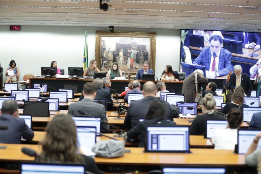 CCJ aprova PEC contra PEC em meio a protestos e tumulto na Câmara