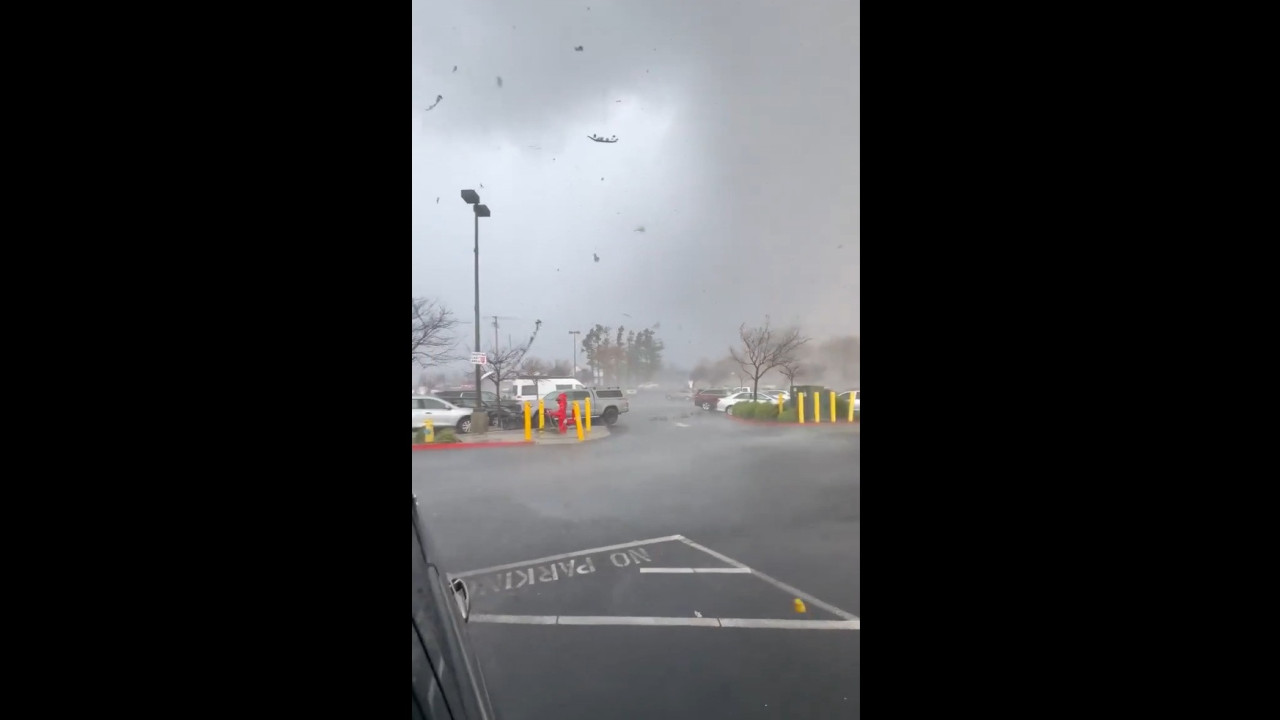 Tornado atinge parque de estacionamento nos EUA e faz 4 feridos; veja