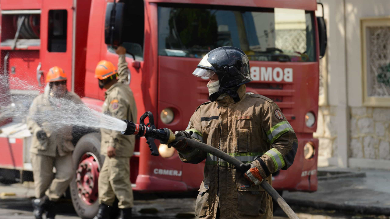 Incêndio atinge lojas no Bom Retiro, no centro de São Paulo