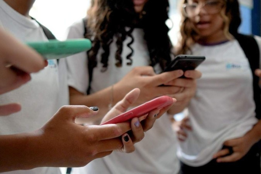 Senado aprova proibição de celulares em escolas