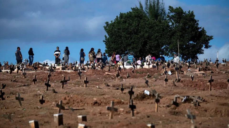 Número de mortes por Covid no Brasil ainda é alto